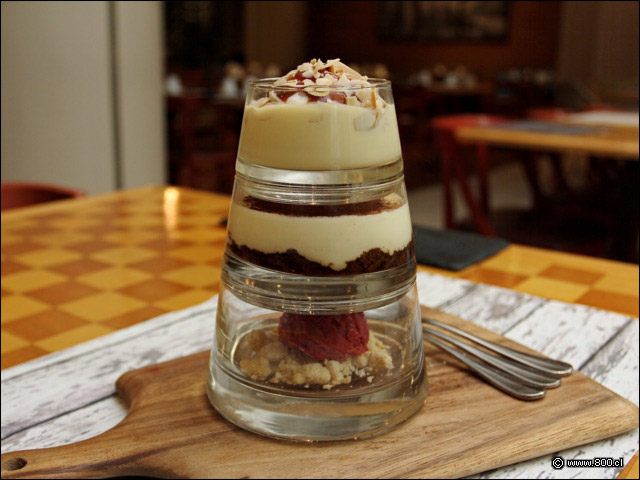 Torre de degustacin de postres - Caf Med Marriott