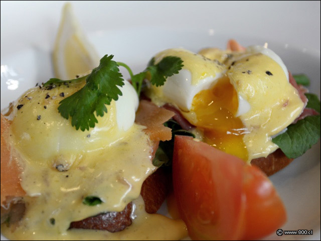 Los cremoso y notables Huevos Benedictinos de Le Pain Quotidien