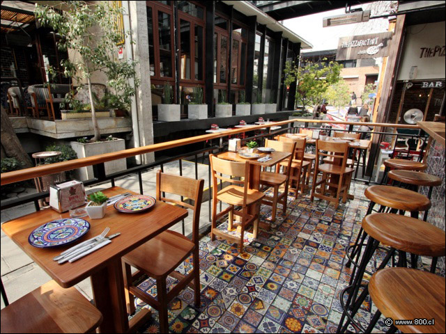 Mesas en la terraza del restobar - Rosita - Bellavista