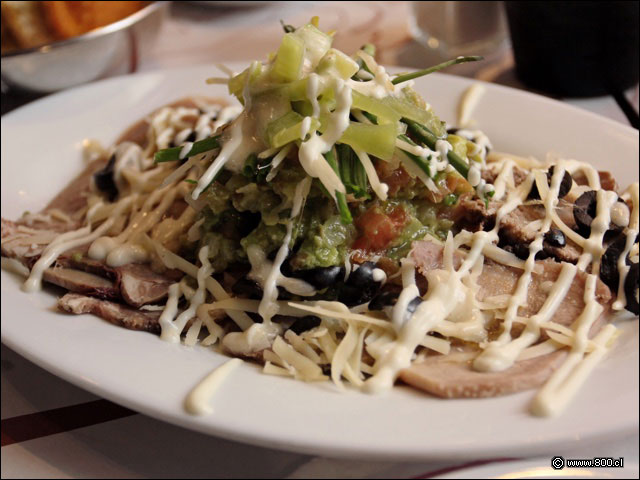 Entrada de lengua con palta molida y encurtidos