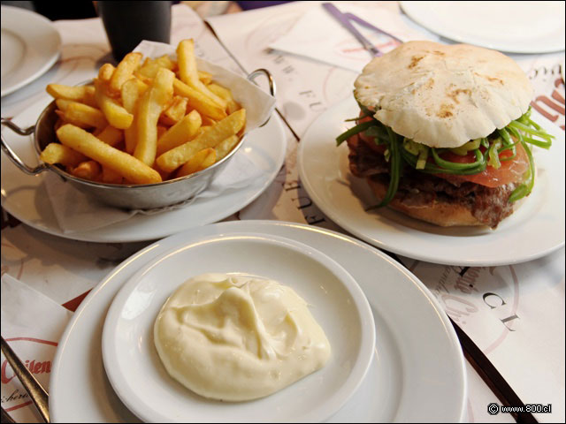 Chacarero con papas fritas y mayo adicional