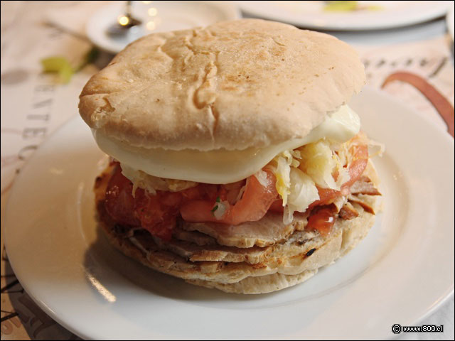 Sandwich de Lomito tomate mayo chucrut - Fuente Chilena - Pedro de Valdivia