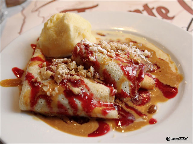 Panqueques con manjar y helado de bocado - Fuente Chilena - Pedro de Valdivia