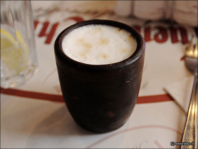 Pisco sour en vaso de greda - Fuente Chilena - Pedro de Valdivia