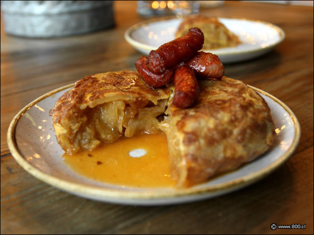 Una jugosa y liviana tortilla de papas y cebolla en el restobar Gracia - Gracia Tapas & Bar