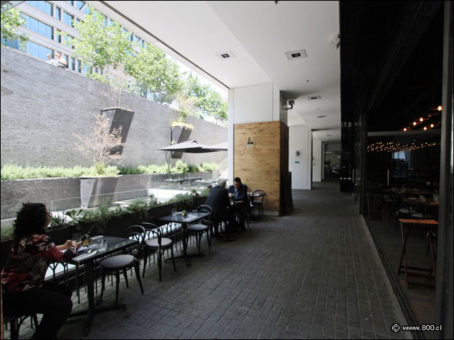 Mesas en el exterior de lugar  - Gracia Tapas & Bar