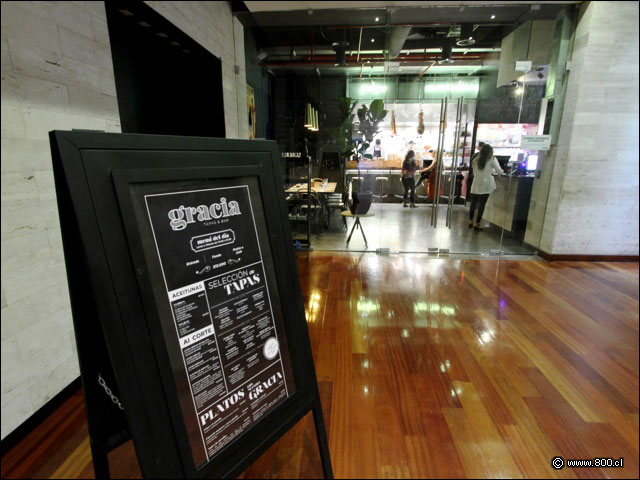 Detalle letrero con informaci�n de platos - Gracia Tapas & Bar