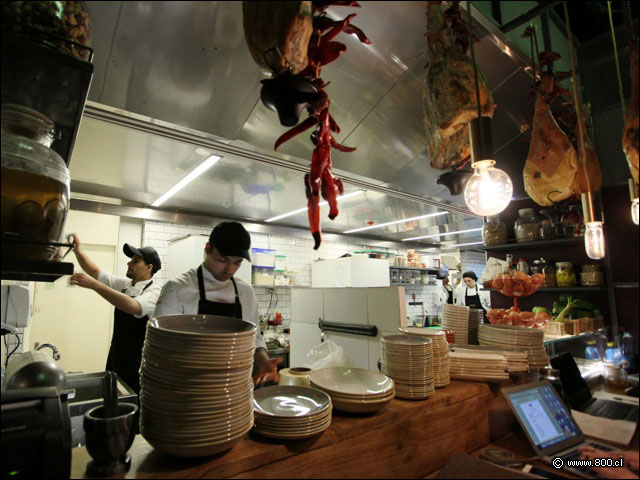 Barra de servicios y cocina de fondo - Gracia Tapas & Bar