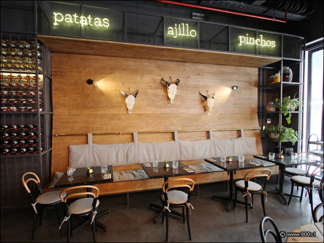 Otra vista de mesas y decoraci�n  - Gracia Tapas & Bar