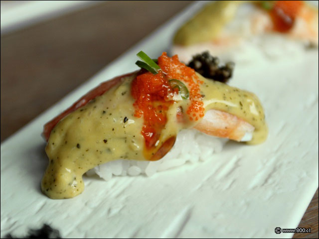 Nigiri de Camarn con salsa trufada y masago