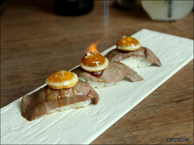 Nigiri de Lomo saltado con huevo de codorniz