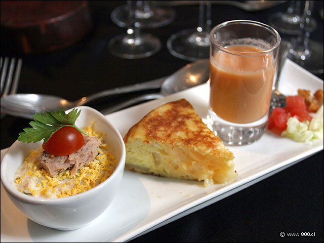 Mix de entradas con una ensaladilla rusa, tortilla de papas y gazpacho andaluz - Formentera