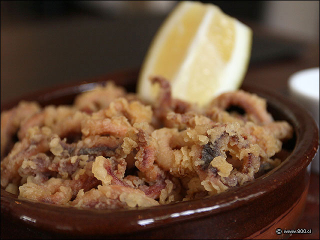 Crocantes calamares arrebozados y fritos en el restaurante Formentera - Formentera