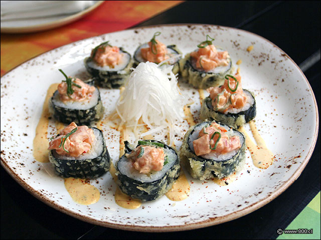 Power Roll relleno con centolla y camarn en tempura y terminado con tartar de atn - La Mar Cebichera