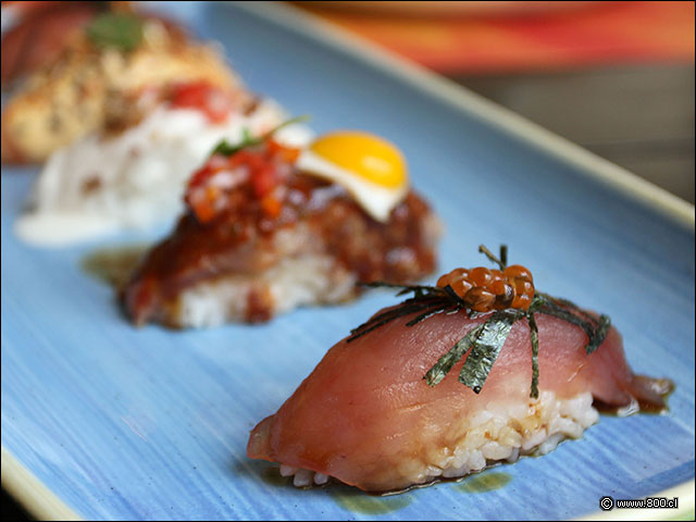 Nigiri de atn sopleteado con novas de salmn - La Mar Cebichera