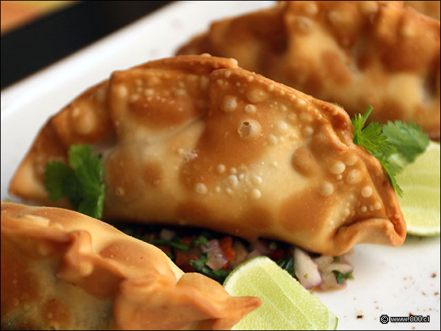 Empanadas rellenas de lomo saltado - La Mar Cebichera