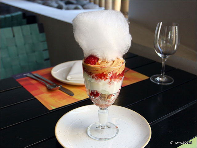 Frutillas con crema, manjar y algodn de dulce - La Mar Cebichera