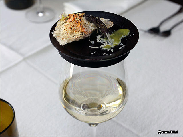 Tapa de cortes�a cobre copa de Riesling - La Misi�n