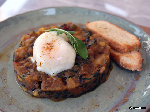 Intenso el sabor de este Charquicn cocido en caldo de mechada y servido con Huevo Pochado