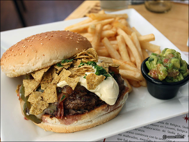 Sabores charros en esta Hamburguesa Mexicana servida con nachos, jalapeño y crema ácida - La Burguesía - Providencia