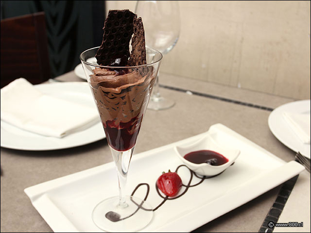 Mousse de chocolate con salsa cherry - Le Due Torri Borde Ro