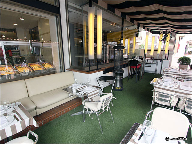 Terraza calefaccionada con vitrina de pastas - Le Due Torri - BordeRo