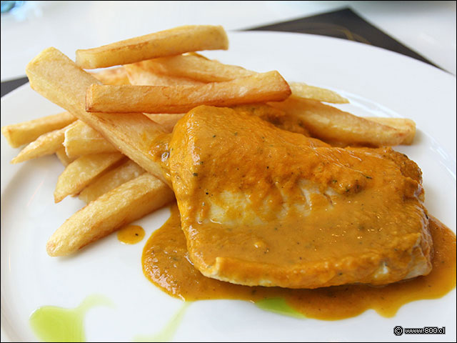 Un buen corte de Congrio servido con una salsa escabechada  en La Soga - La Soga