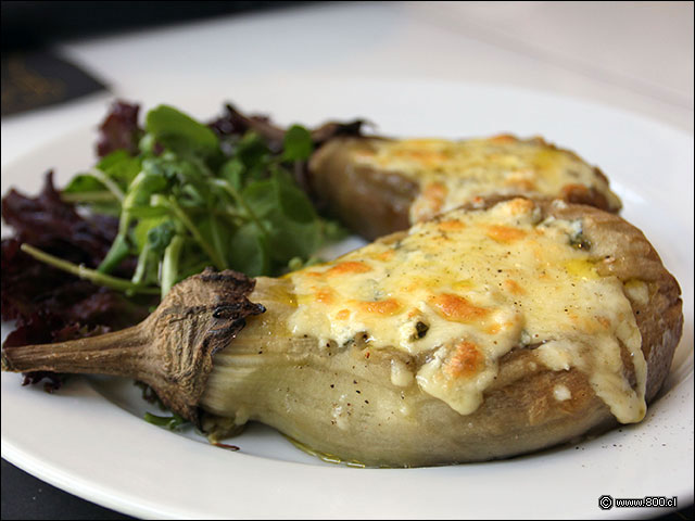 Una delicia vegetariana esta berenjena cocida a fuego y luego servida con queso gratinado - La Soga