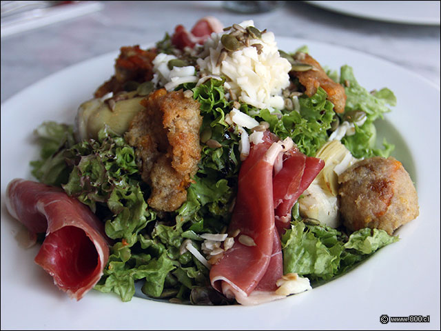 Ensalada de hojas verdes con serrano, zapallo apanado y queso - Marg - Parque Arauco