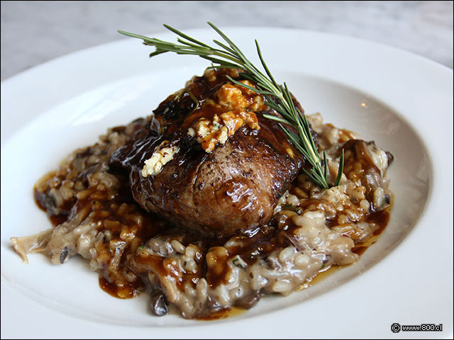 Filete de vacuno servido con queso azul y salsa de carne sobre risotto de callampas - Marg - Parque Arauco