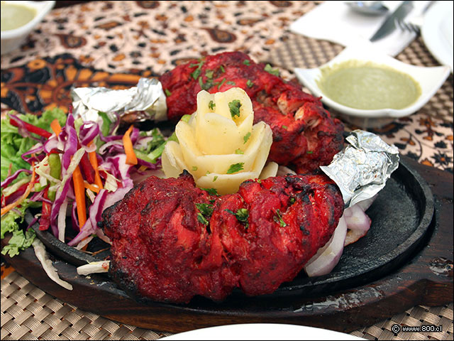 Pollo en horno tandoori con salsa tika