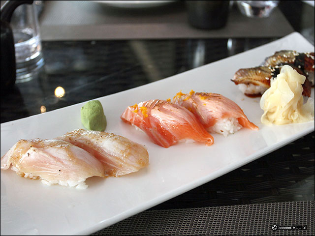 Elegante degustación de nigiris de palometa, salmón y anguila Restaurante Sabor y Aroma Fotos de Platos