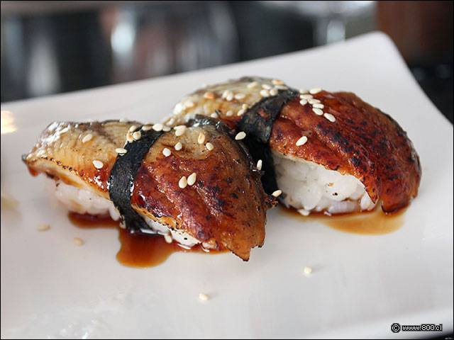 El detalle del nigiri de anguila Restaurante Sabor y Aroma Fotos de Platos