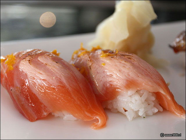 Nigiri de panza de salmón sopleteada con zeste de naranja  Restaurante Sabor y Aroma Fotos de Platos