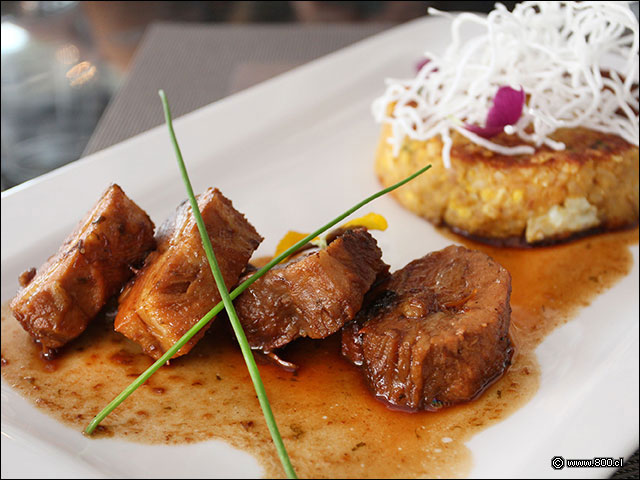 Cerdo en larga coccin acompaado de un Tacu Chifa - Sabor y Aroma