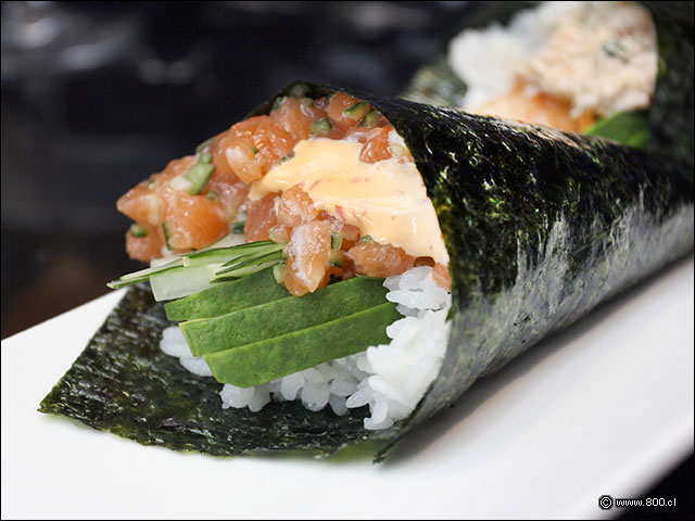 Dados de salmón, palta, pepino y arroz con salsa spicy envuelto en cono de nori Restaurante Sabor y Aroma Fotos de Platos