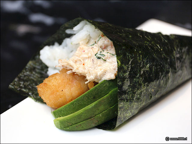 Crujiente y cremoso Temaki con camarón tempura y centolla Restaurante Sabor y Aroma Fotos de Platos