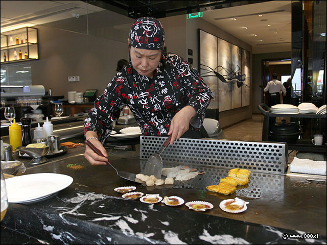 La sushiban preparando las glosas de cerdo - Sabor y Aroma