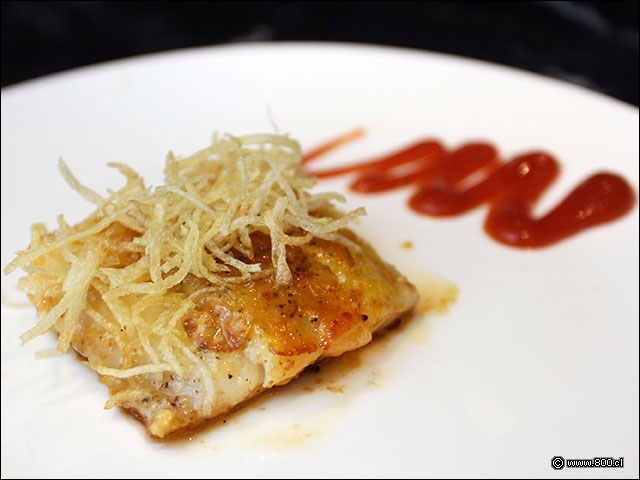 Corvina servida con papas hilo y salsa de tomates picante en Sabor y Aroma - Sabor y Aroma