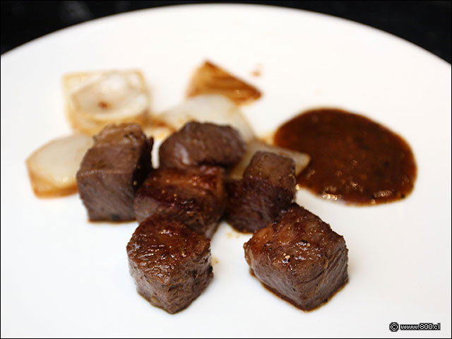 Cortes de Wagyu servidos con su jugo en el teppanyaki de Sabor y Aroma - Sabor y Aroma