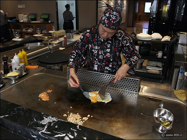 La preparación de arroz en la plancha teppanyaki Restaurante Sabor y Aroma Fotos de Platos