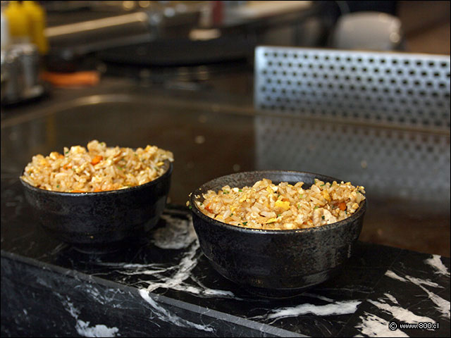 Doble porción de arroz salteado en plancha teppanyaki Restaurante Sabor y Aroma Fotos de Platos