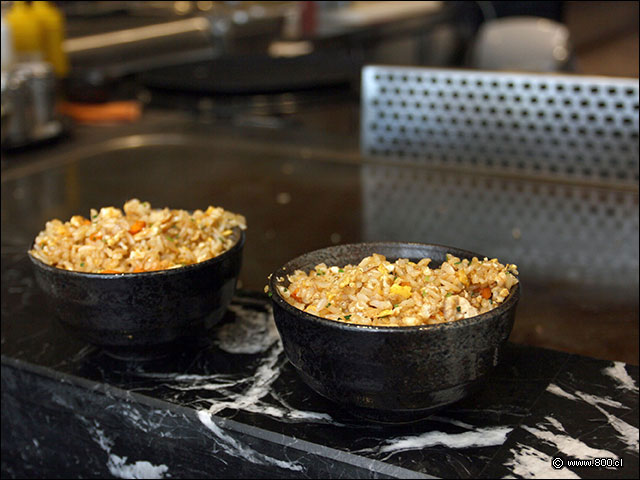 Doble porcin de arroz salteado en plancha teppanyaki - Sabor y Aroma