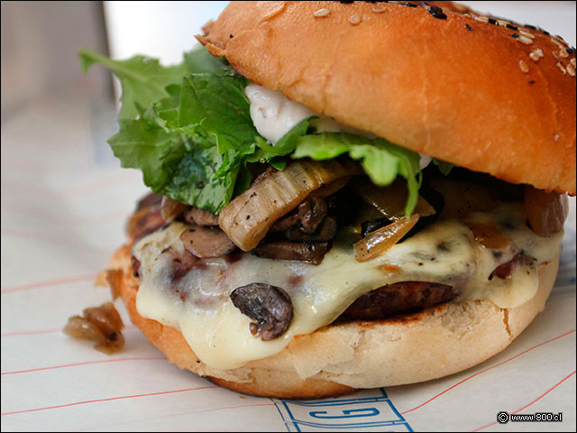 Hamburguesa de carne fresca, mix de hongos, mayonesa trufada, queso, cebolla asada y mizuna - Burgs