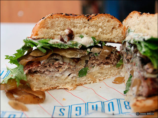 As� es por dentro la hamburguesa Funghi, con mix de hongos, mayo trufada y hojas de mizuyna - Burgs