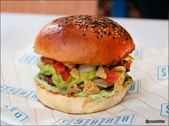 La Hamburguesa Mex, crocante y llena de texturas. - Burgs