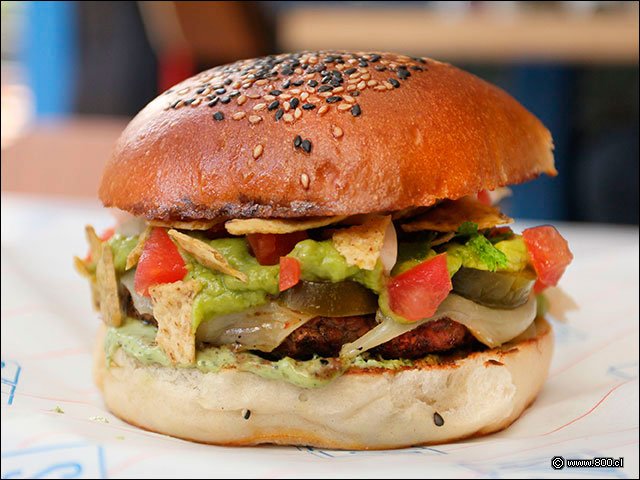 El primer plano de la Hamburguesa Mex, con mayo al cilantro, jalape�os, guacamole y nachos crocantes - Burgs
