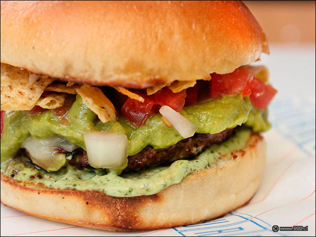 El primer plano de la contundente Hamburguesa Mex de la sandwicher�a Burgs  - Burgs