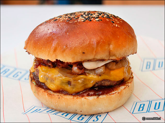 Hamburguesa Tex, con queso cheddar, cebolla asada, mayo, salsa bbq y tocino crocante - Burgs