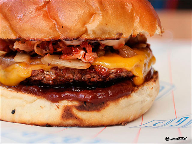 Una mirada �ntima a la hamburguesa Tex con sus contundentes ingredientes - Burgs